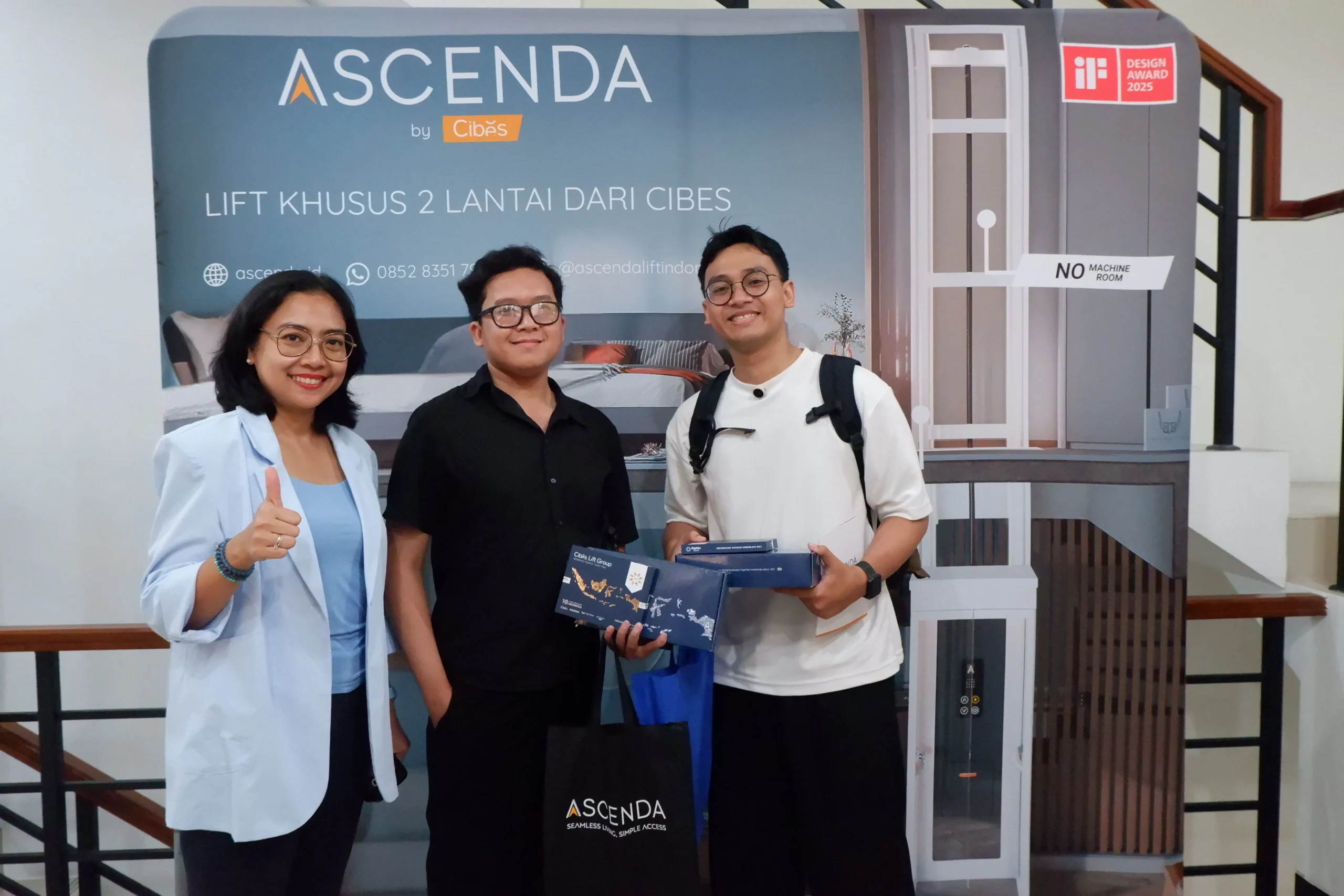 Tamu Grand Opening Ascenda BSD menerima merchandise dari tim Ascenda.