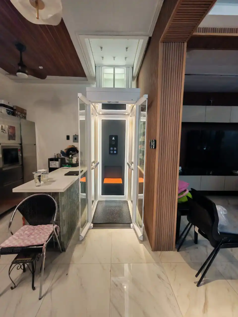 Lift rumah Ascenda terpasang di area hunian dengan ruang terbatas