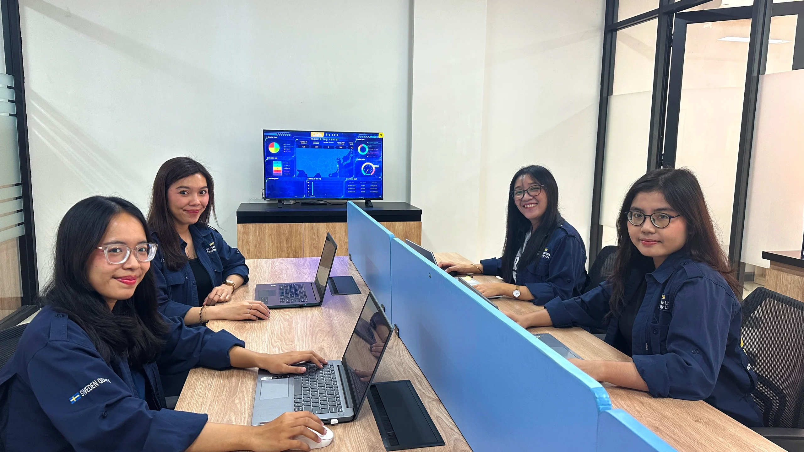 Tim Cibes Lift Indonesia bekerja di kantor untuk mendukung layanan pelanggan dan operasional