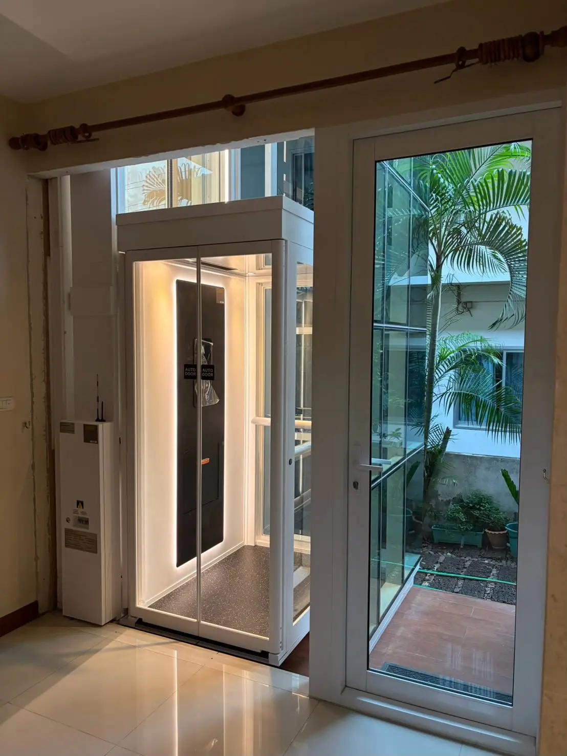 Lift rumah Ascenda terpasang pada lantai atas dengan akses langsung ke platform