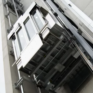Struktur bawah lift konvensional yang membutuhkan sistem shaft dan ruang instalasi lebih besar dibanding lift rumah screwdrive.