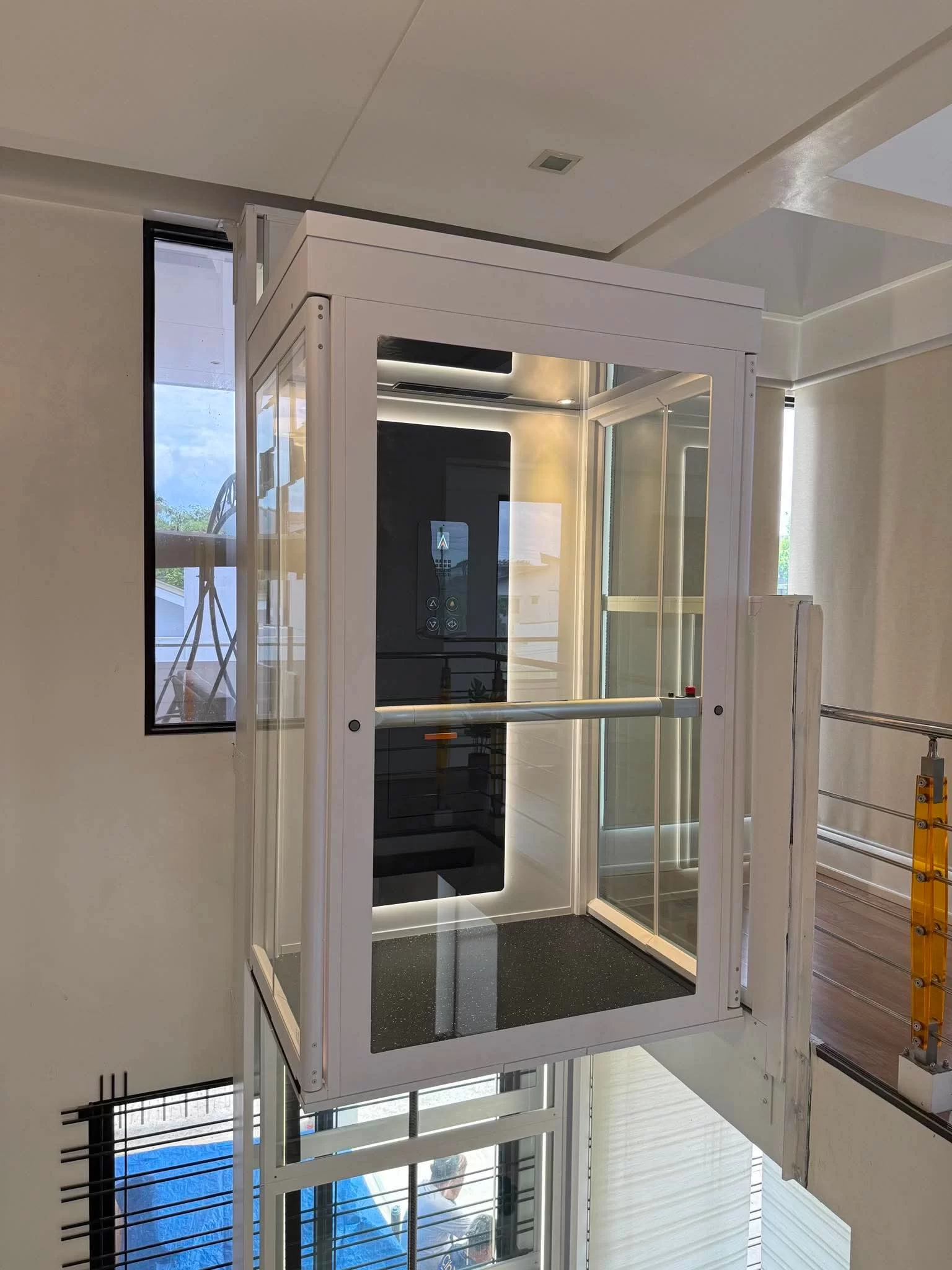 Service Lift Rumah Ascenda 2026: Biaya, Jadwal, dan Checklist Teknisi 4 Tampak dekat kabin lift Ascenda Size XL pada akses lantai atas
