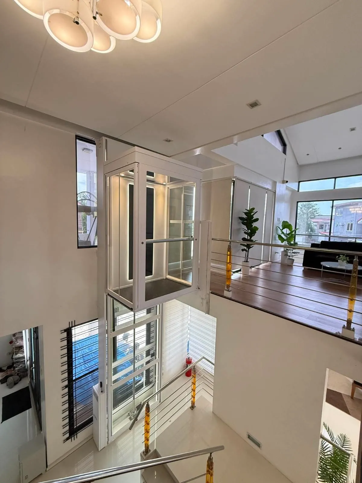 Service Lift Rumah Ascenda 2026: Biaya, Jadwal, dan Checklist Teknisi 15 Lift Ascenda Size XL dilihat dari lantai atas dengan struktur transparan