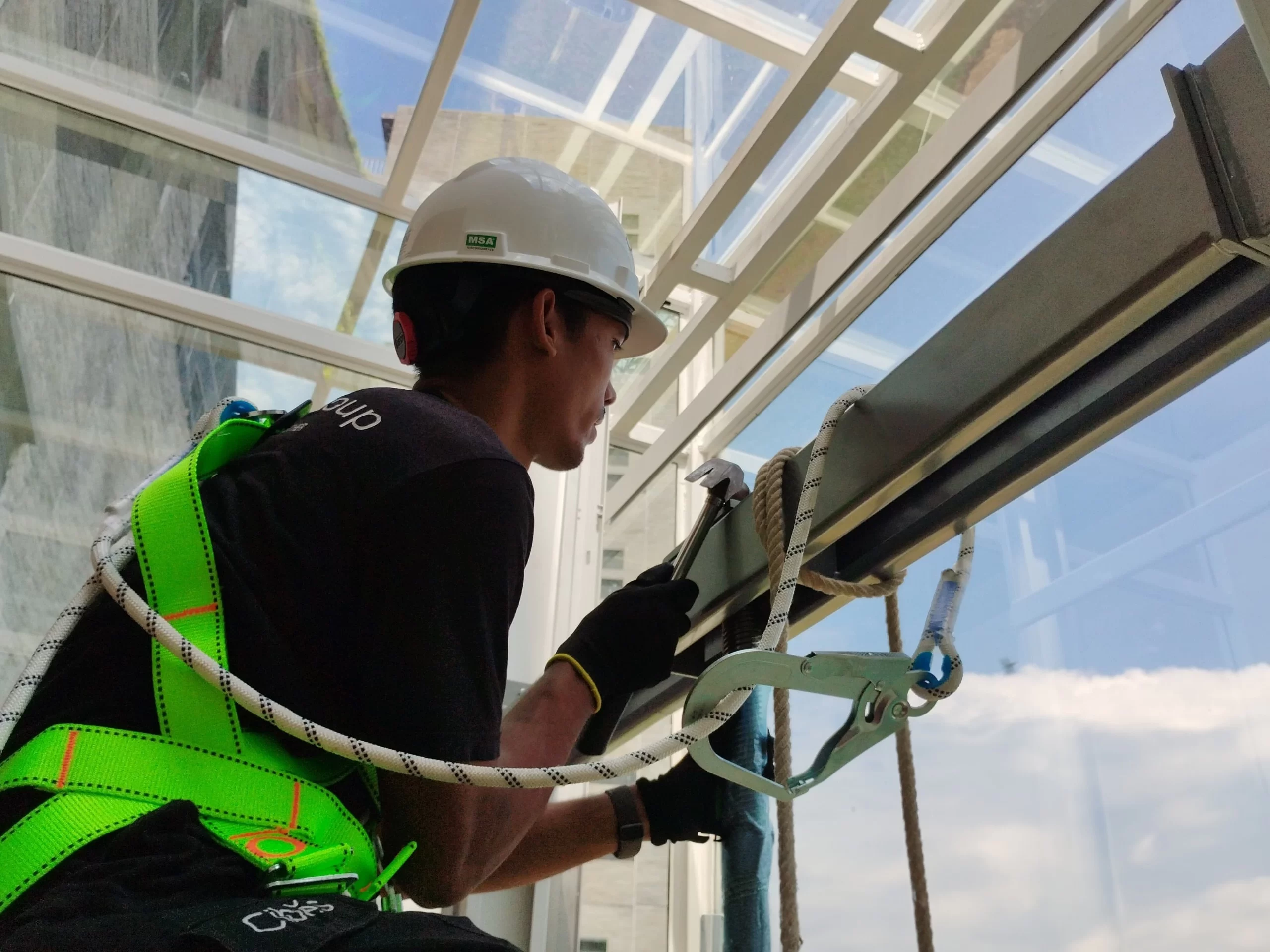 Service Lift Rumah Ascenda 2026: Biaya, Jadwal, dan Checklist Teknisi 6 Teknisi Cibes Lift Group menggunakan alat keselamatan saat memeriksa struktur lift rumah
