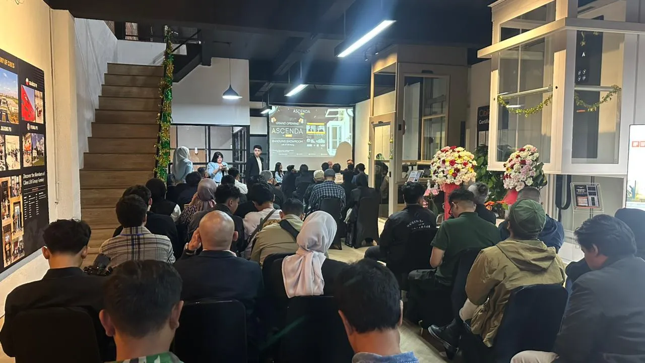 Suasana peserta grand opening Ascenda by Cibes Bandung di showroom saat iftar party dan networking acara