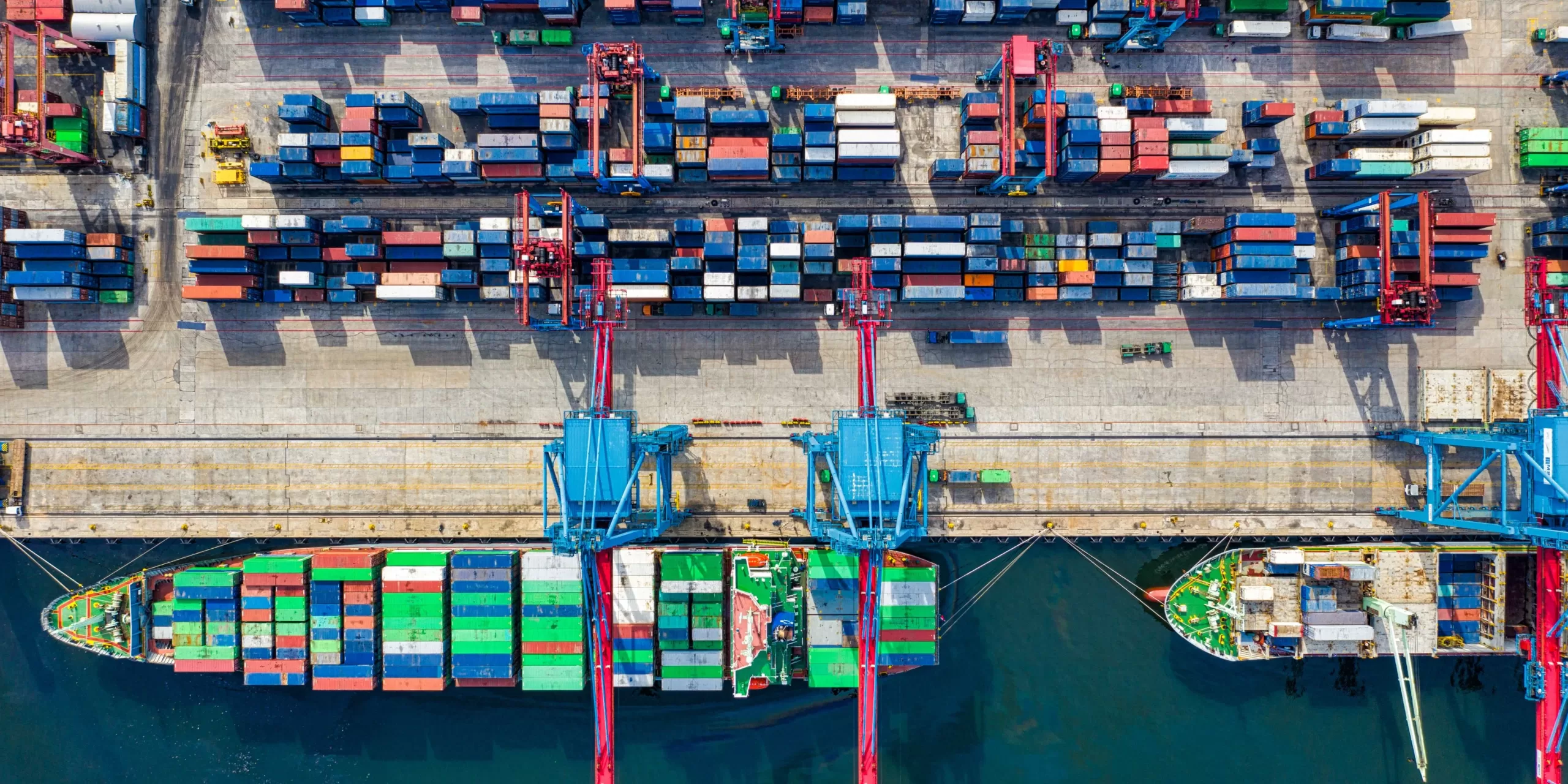 Mengapa Jiaxing Menjadi Titik Penting dalam Manufaktur Global Ascenda by Cibes 7 Pelabuhan kontainer sebagai ilustrasi rantai pasok global yang mendukung kelancaran manufaktur Ascenda by Cibes
