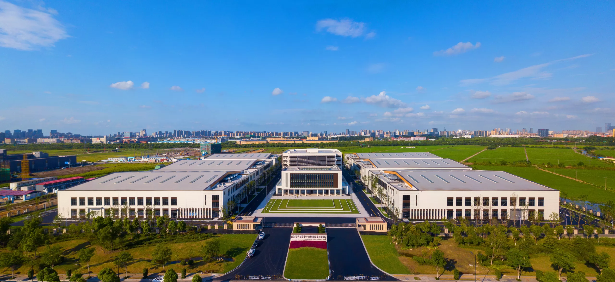Mengapa Jiaxing Menjadi Titik Penting dalam Manufaktur Global Ascenda by Cibes 4 Gedung manufaktur Jiaxing PU di China sebagai salah satu pusat produksi penting untuk pasar lift rumah Asia