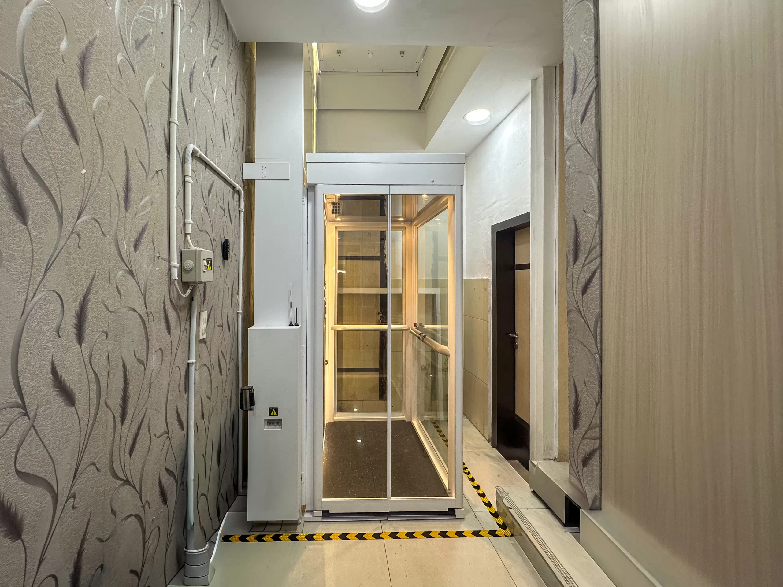 Lift Ascenda Size XL dengan shaft kaca untuk akses vertikal yang nyaman di bangunan klinik Medan.
