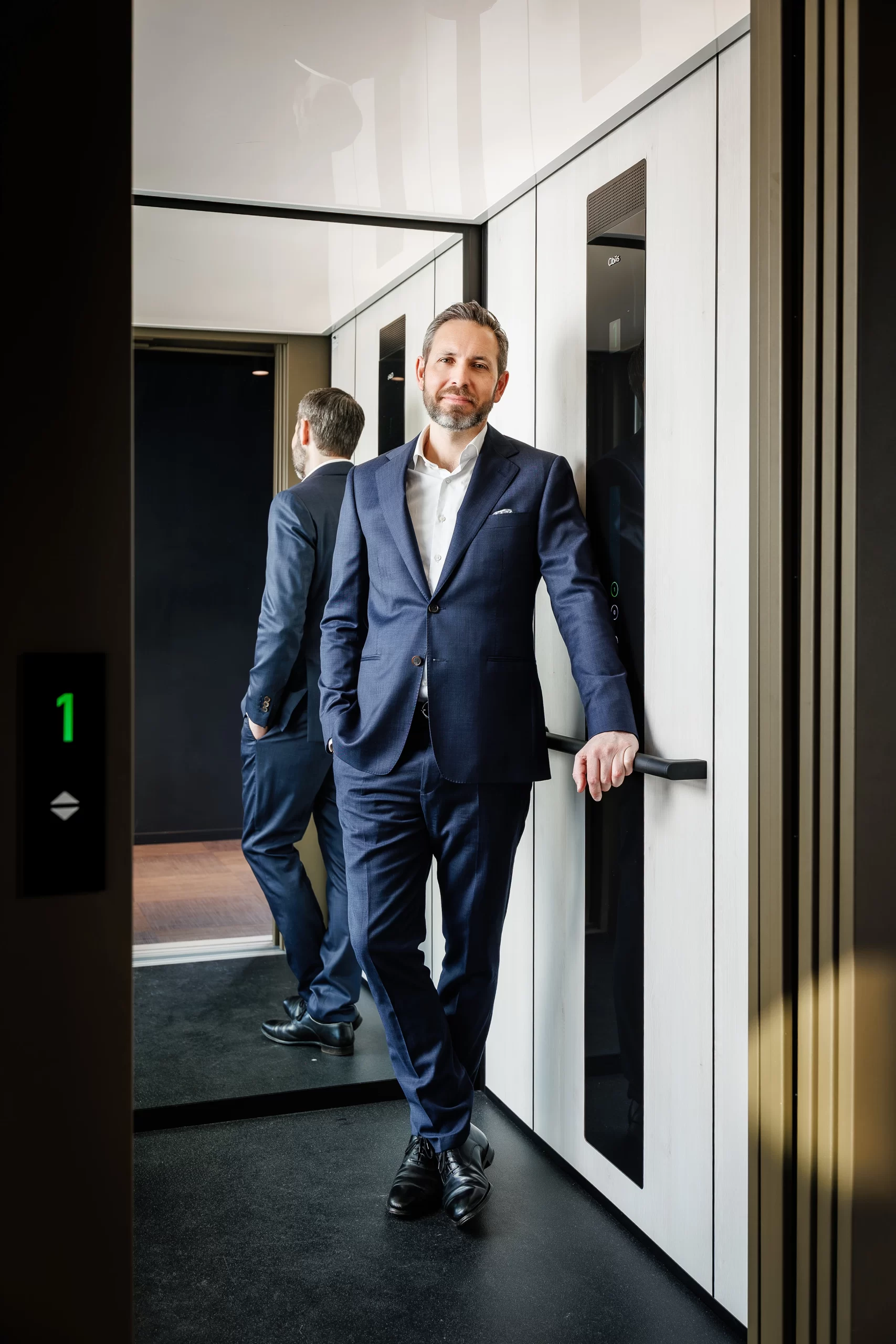 Martin Lewerth, berpose di hadapan produk lift rumah Cibes Lift Group