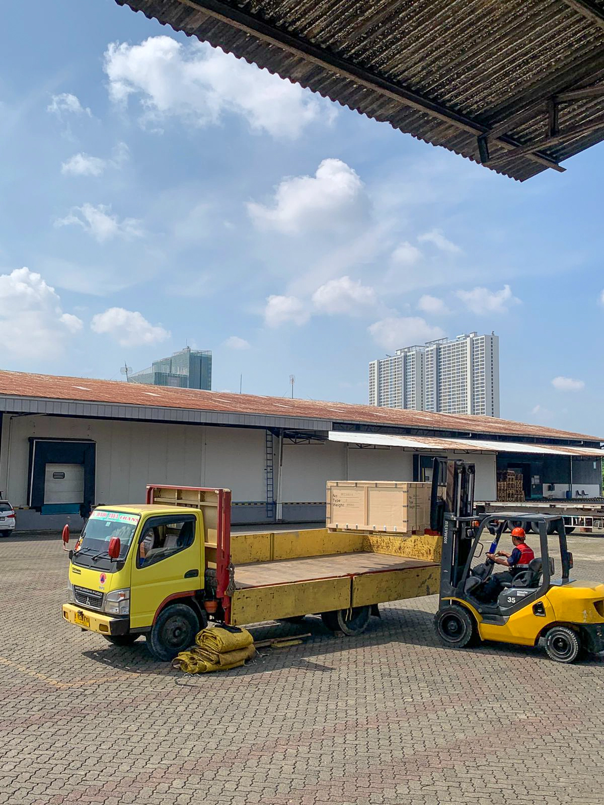 Proses pengiriman unit lift Ascenda untuk instalasi lift rumah Medan sebelum pemasangan di lokasi proyek.