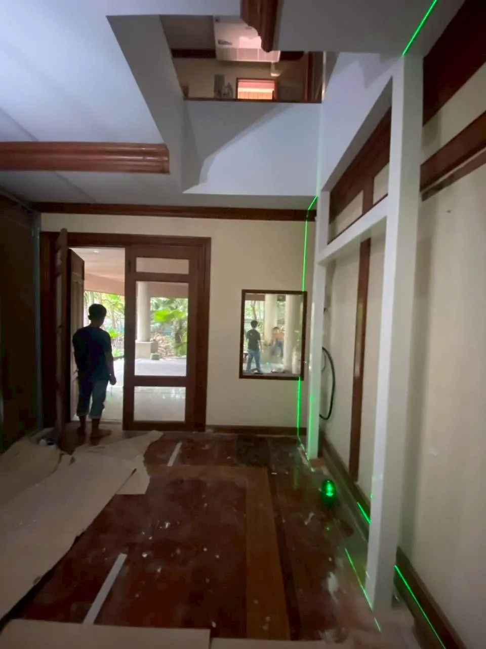 Proses pengukuran area pemasangan lift rumah Ascenda dengan laser pada rumah existing