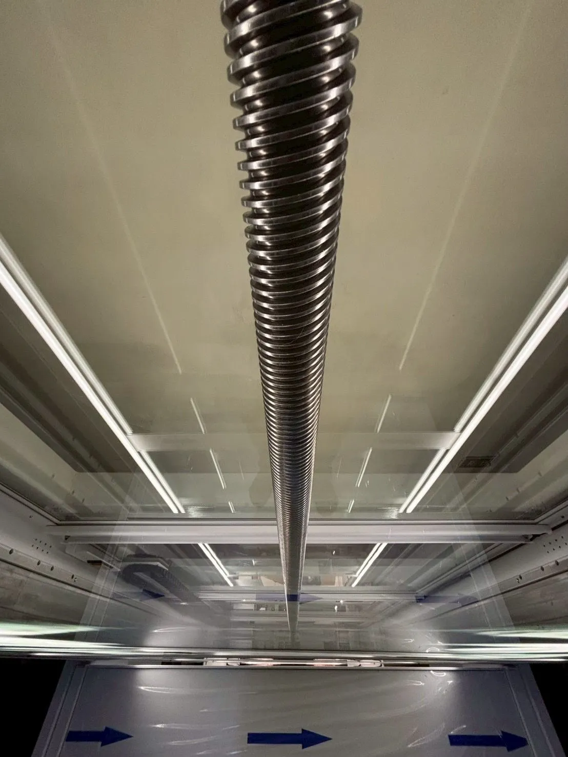Poros ulir baja pada sistem screw drive lift rumah Ascenda by Cibes
