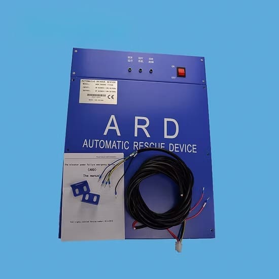 Perangkat Automatic Rescue Device atau ARD untuk lift, lengkap dengan kabel dan komponen pendukung sistem evakuasi darurat.