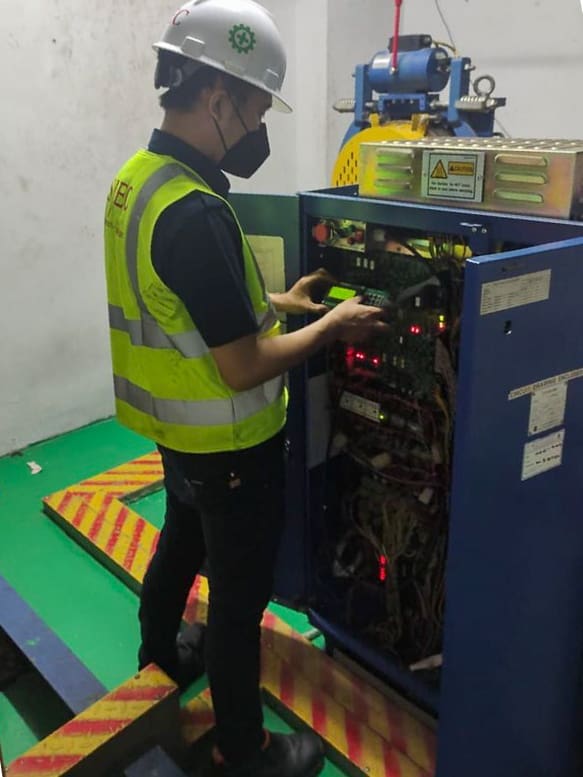 Teknisi memeriksa panel kontrol ARD pada lift konvensional sebagai bagian dari pengecekan sistem keselamatan saat listrik padam.
