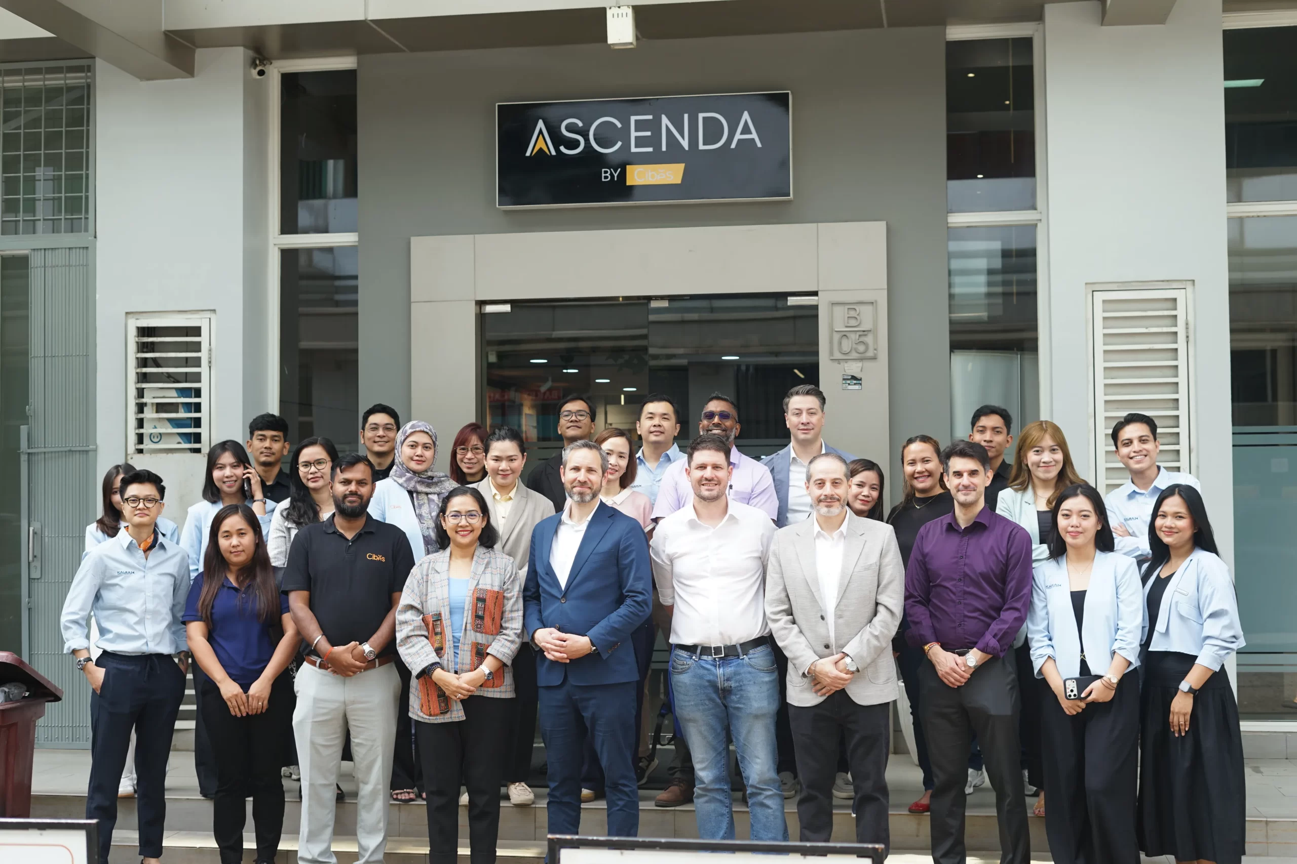 Kunjungan tim global Cibes ke unit lift Ascenda di Experience Centre Indonesia