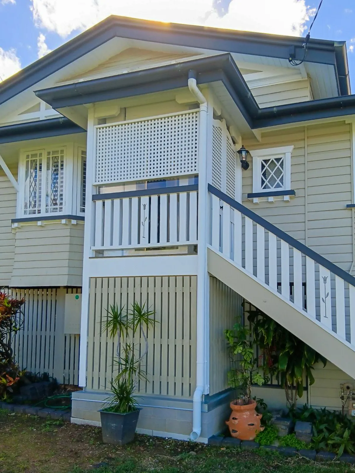 Lift rumah semi-outdoor berwarna putih yang dapat diakses langsung dari dalam rumah melalui pintu utama.