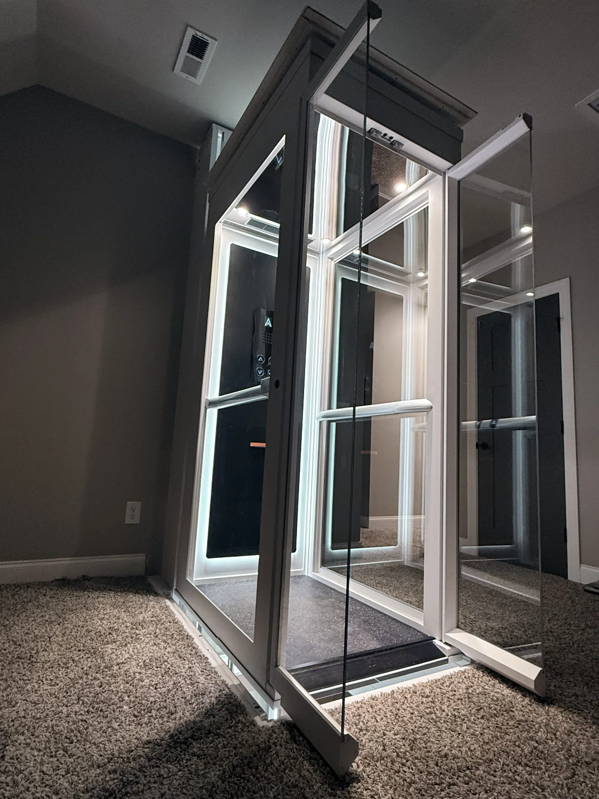 Interior lift rumah Ascenda dengan panel kontrol, handrail, dan pencahayaan LED