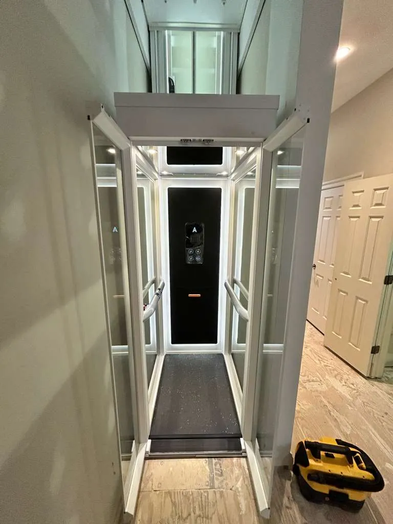 Lift rumah Ascenda by Cibes dengan pintu kaca terbuka setelah dipasang di hunian