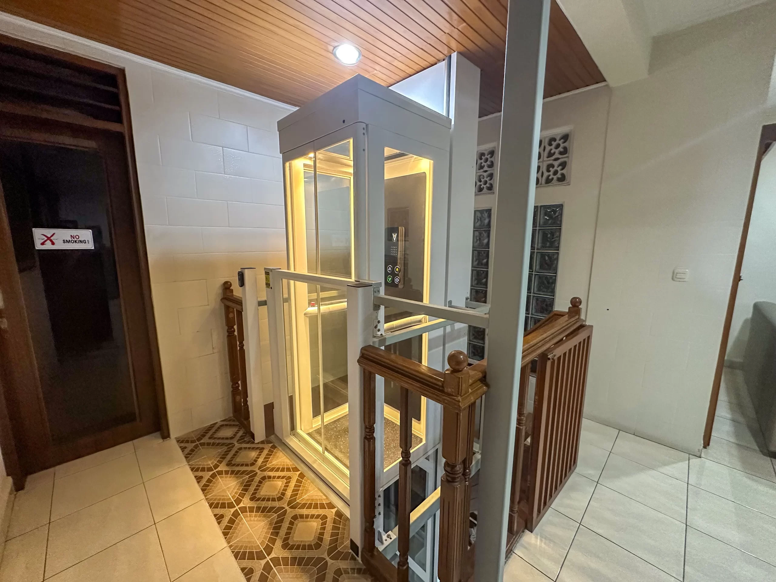 Interior Ascenda Size S dengan control panel, handrail, pencahayaan kabin, dan dinding kaca.